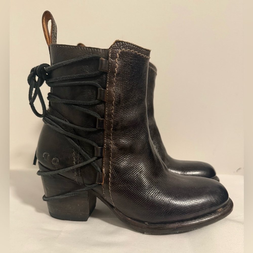 Bed Stu Blair Blackish Brown
Leather Lace Up Back Ankle Boot size 6